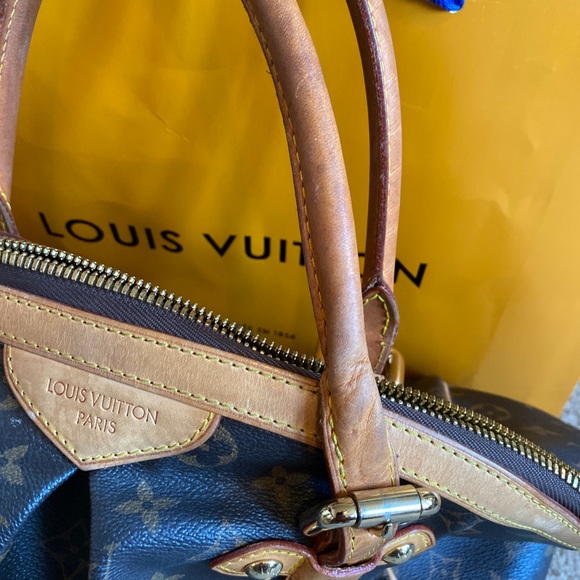 Louis Vuitton Tivoli - Picture 9 of 11